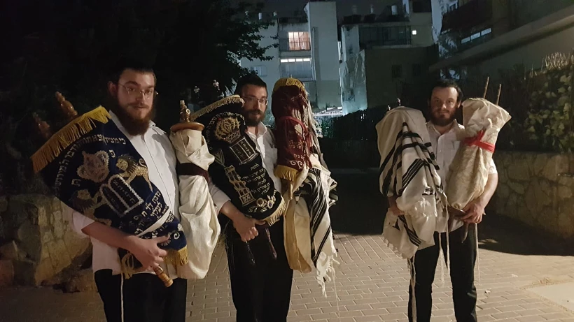חילוץ ספרי תורה לאחר הצתת בית כנסת בלוד על ידי מפתרעים ערבים