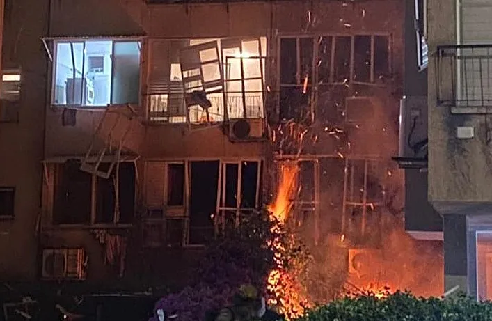 בניין בפתח תקווה נפגע מרקטה