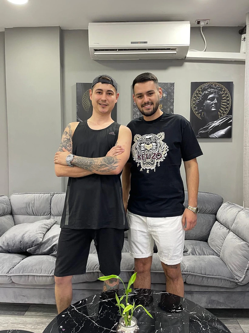 אמן הקעקועים יוסי שצ'בנקו (משמאל) ושי פריטל שותפו העסקי (מימין)