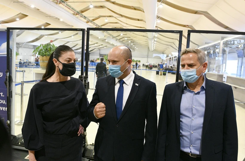 שר הבריאות ניצן הורוביץ, ראש הממשלה נפתלי בנט ושרת התחבורה מרב מיכאלי בביקור בנתב''ג