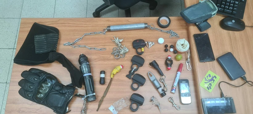 חפצים שנמצאו ברשותו של צעיר מת''א, שנעצר בחשד לניסיון פגיעה בחוגגים במצעד הגאווה