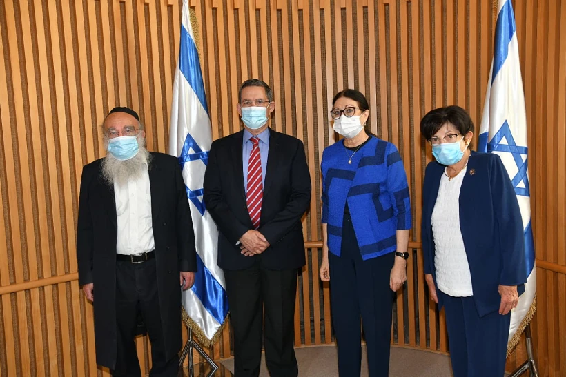 חברי ועדת החקירה לאסון במירון. מימין לשמאל: נשיאת העליון לשעבר מרים נאור, נשיאת בית המשפט אסתר חיות, האלוף במילואים שלמה ינאי והרב מרדכי קרליץ