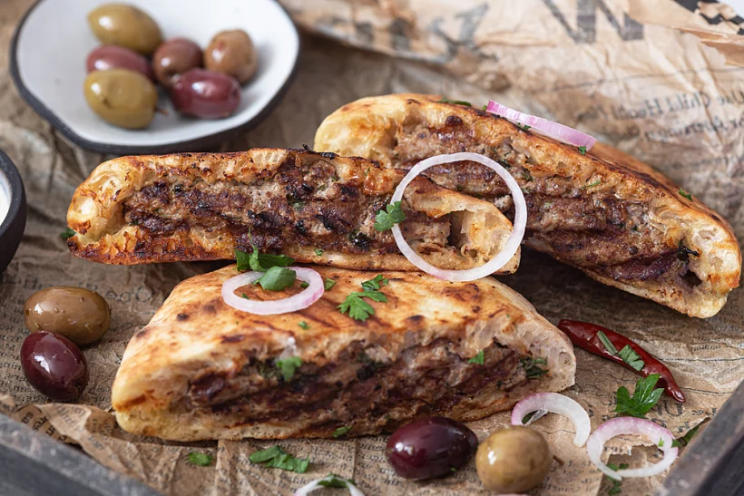 Arayes ,pita,bread,filled,with,a,mixture,of,minced,meat