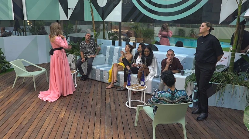 הדיירים בחצר