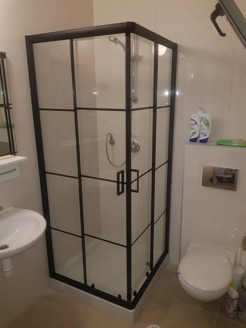 מקלחת של צים מקלחונים וארונות אמבט