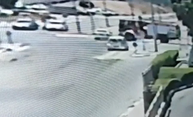 כבאית פוגעת ברכב בצומת מרומזר בלוד