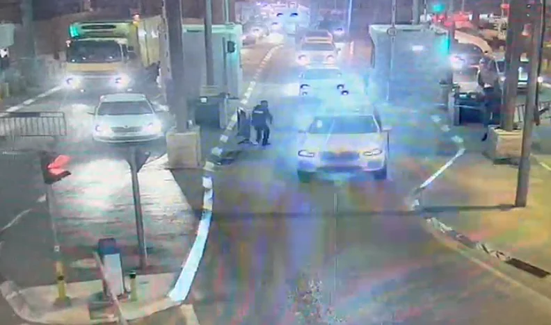 מחסום קלנדיה, מעבר, מחבל, פיגוע ירי