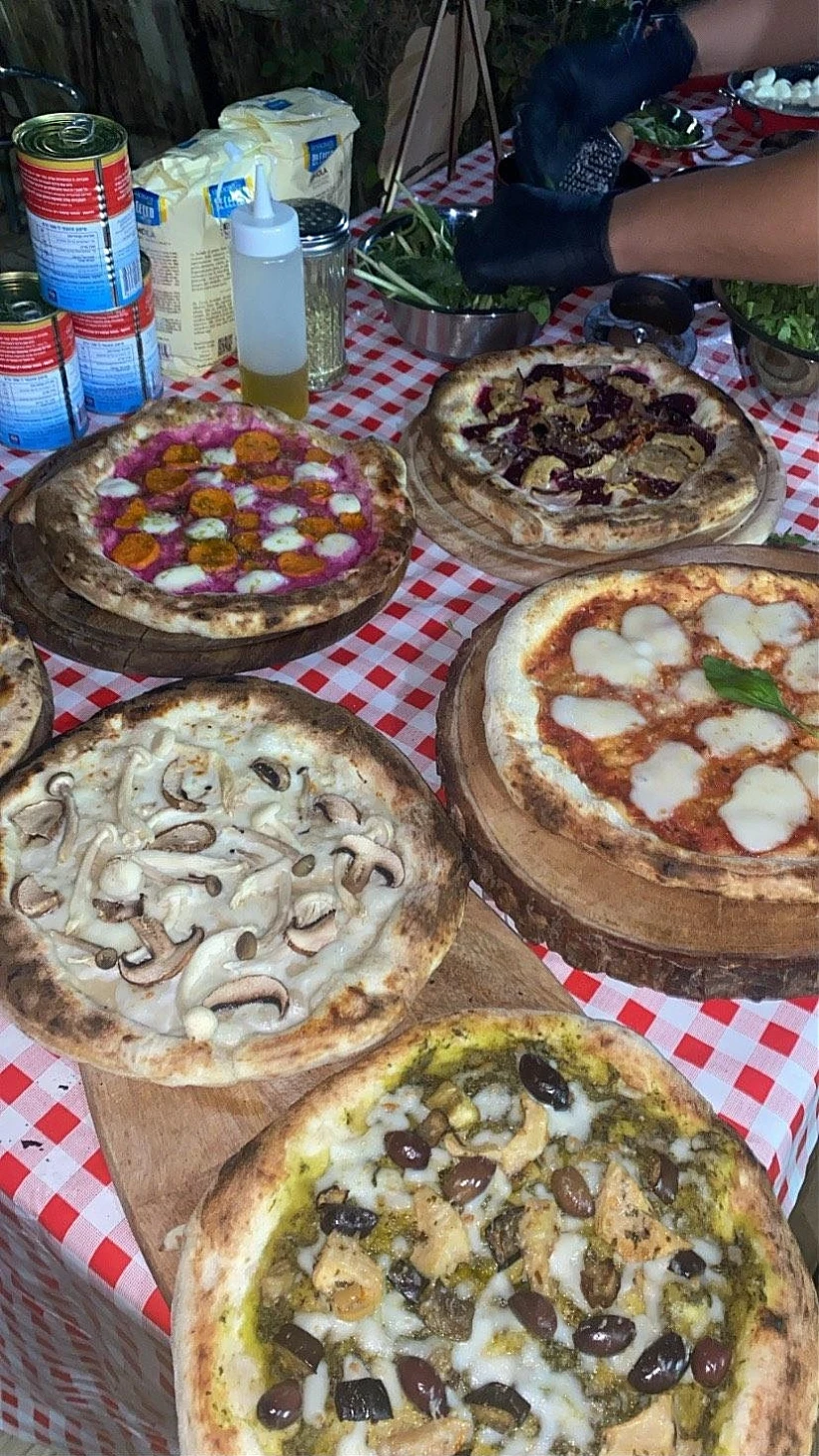 שולחן פיצות מבית סוד הפיצה