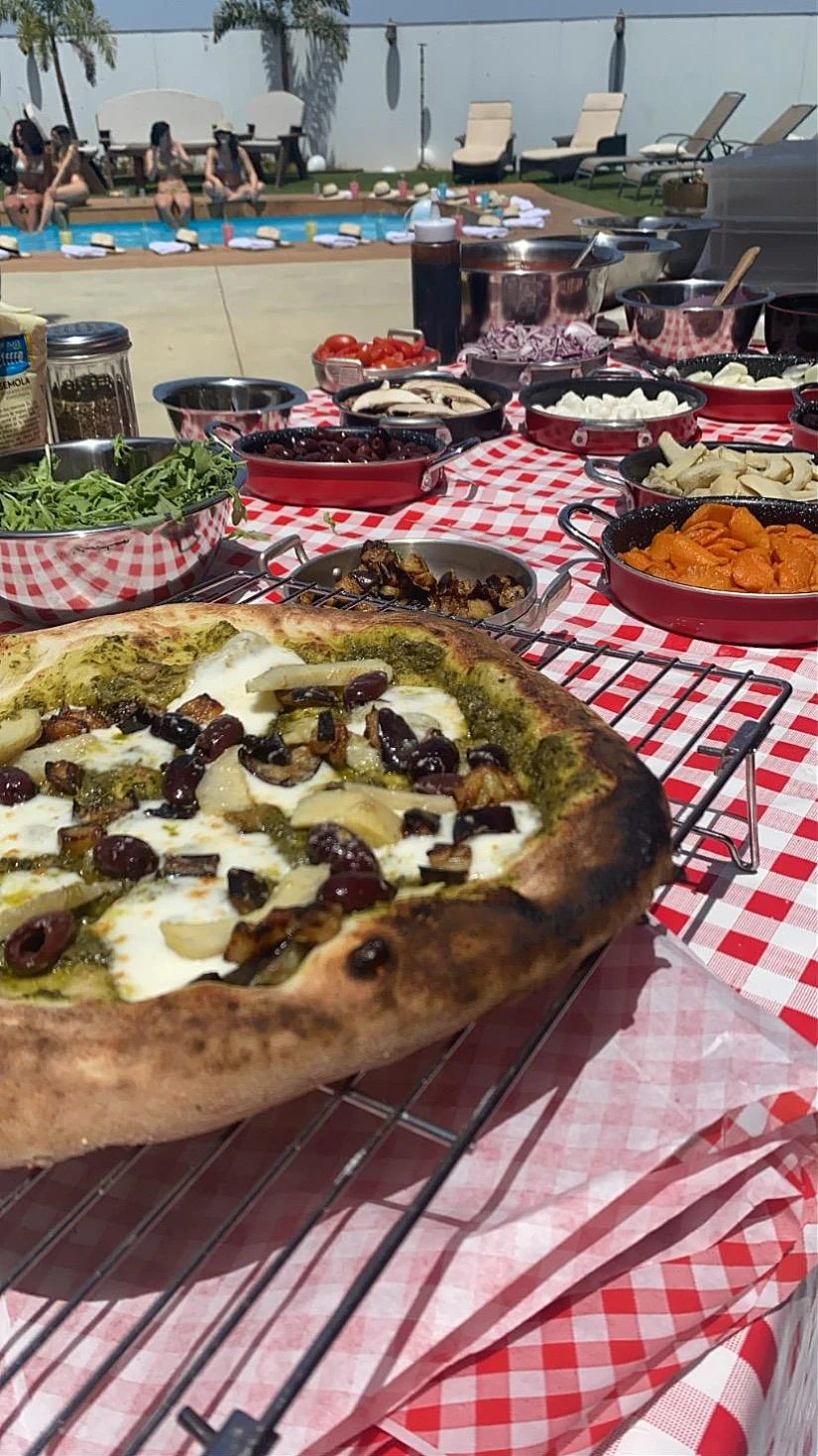 שולחן פיצות מבית סוד הפיצה