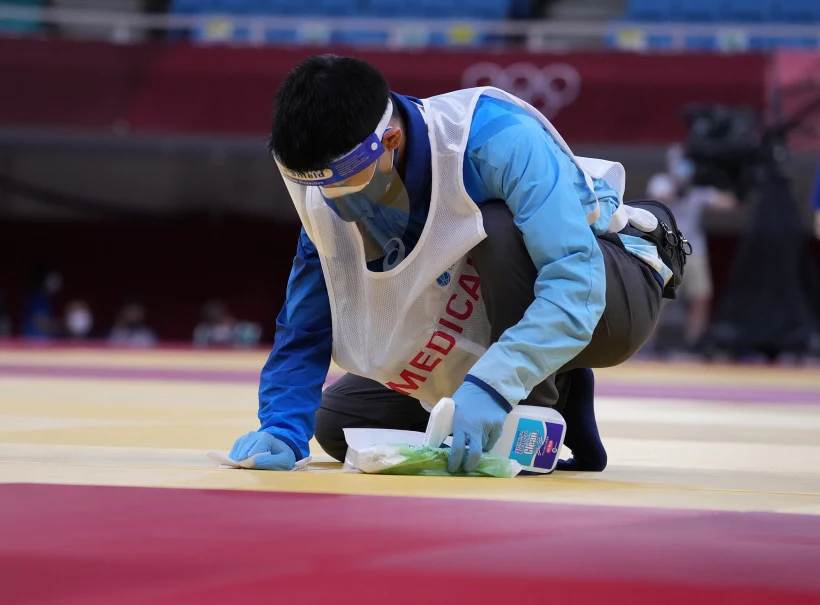 מנקים את המשטח באולימפיאדה (צילום: רויטרס)