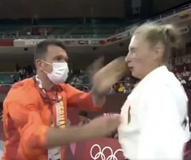 המאמן הגרמני מנסה לדרבן את לוחמת הג'ודו