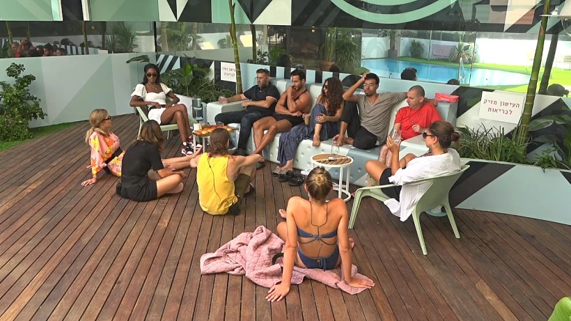 הדיירים בחצר