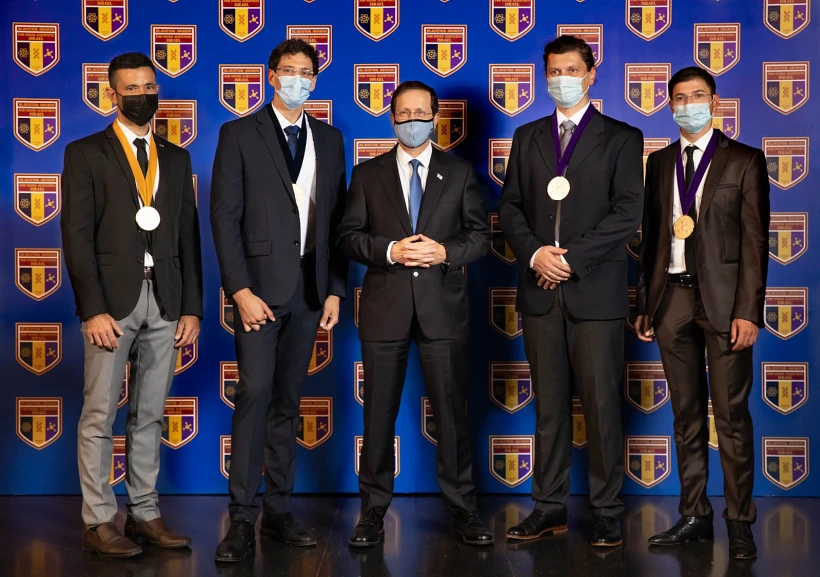 חתני פרס בלווטניק למדענים צעירים עם הנשיא הרצוג