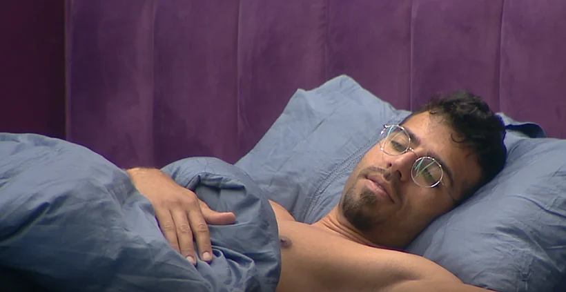 עומר ברזני בחדר השינה