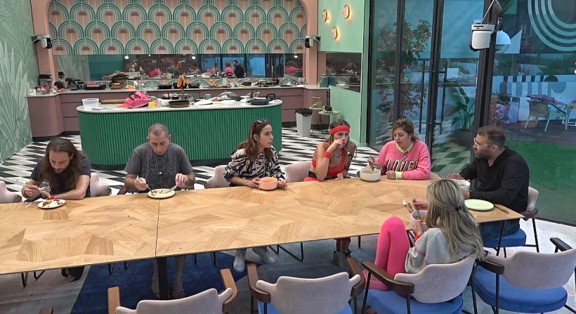 הדיירים אוכלים