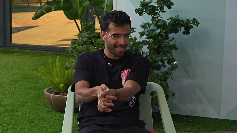 עומר מלמד איך זוגות מחזיקים ידיים