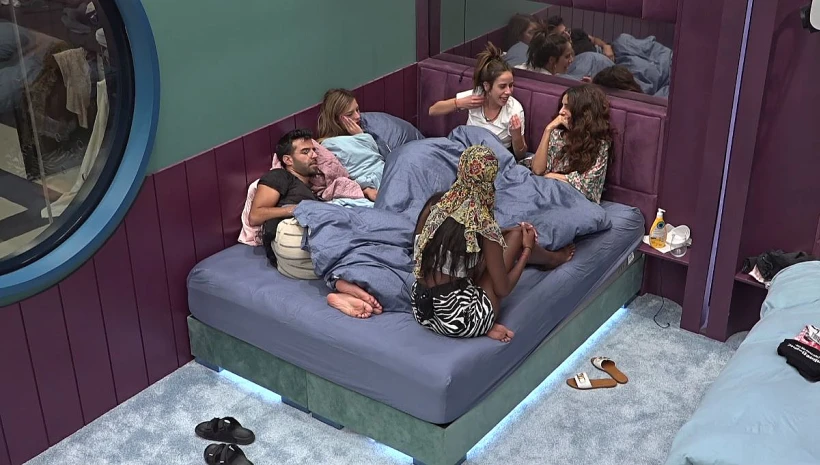 מדברים במיטה