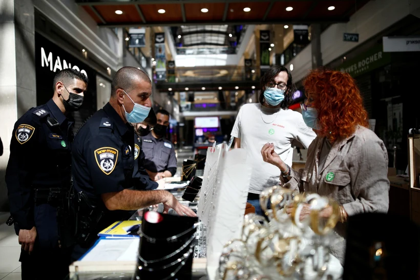 קורונה, משטרה, ישראל, קניון, שוטרים, תקנות, סגר, תו ירוק