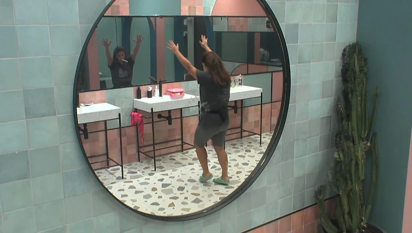 מאיה רוקדת בשיר בוקר