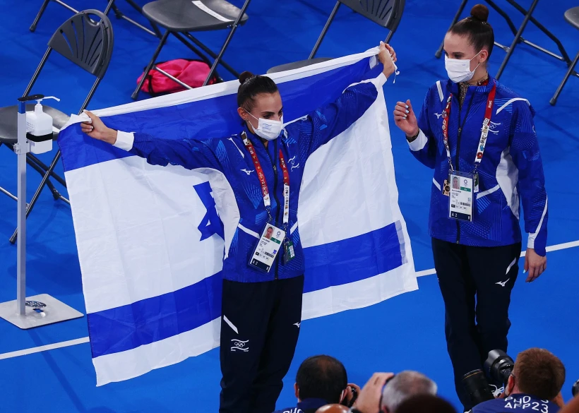 לינוי אשרם לצד ניקול זליקמן ודגל ישראל