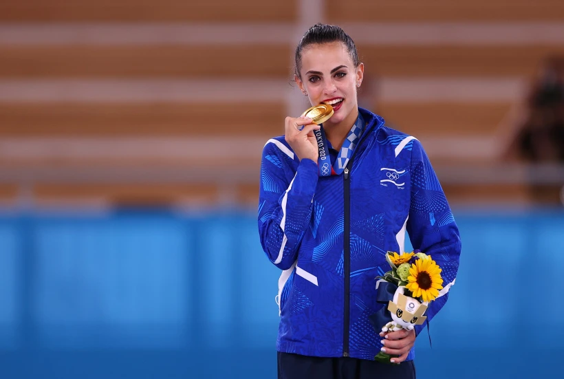 נוגסת בזהב. לינוי אשרם