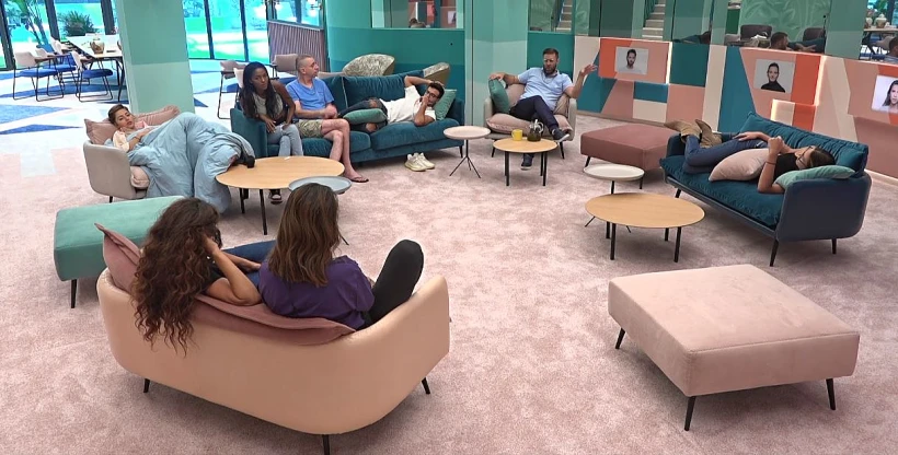 הדיירים בסלון