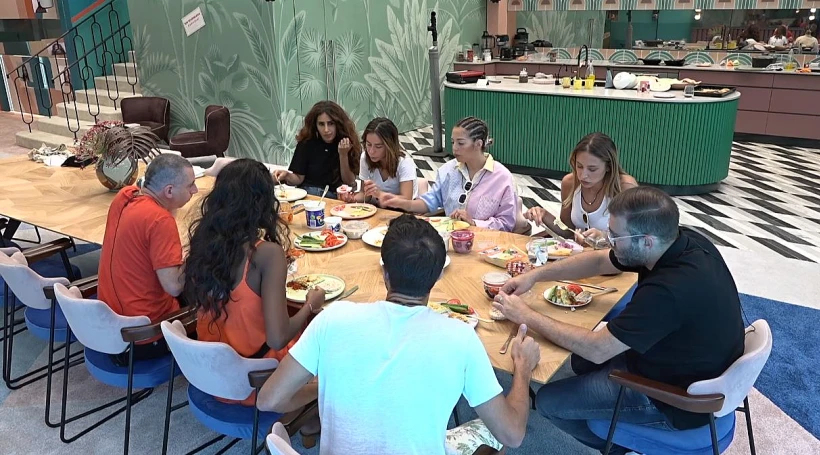 אוכלים ארוחת בוקר