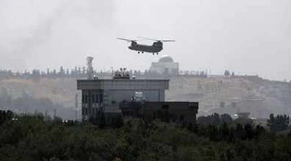 מסוק אמריקני מפנה את עובדי השגרירות בקאבול