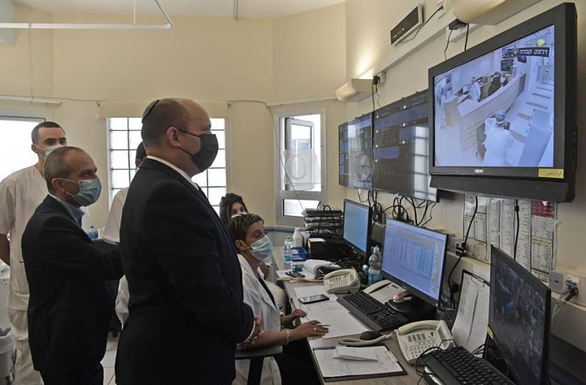 רה''מ בנט בבית החולים איכילוב לצדו של פרופ' רוני גמזו