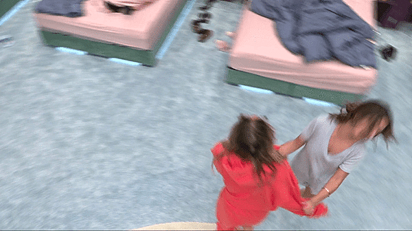 שרית ורומי רוקדות