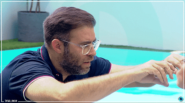 אורן חזן עושה שפם גיף