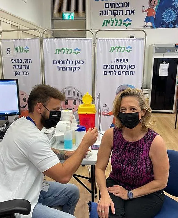 שרון אלרעי פרייס מתחסנת