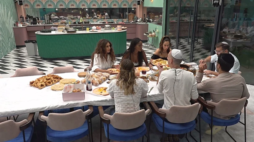 אוכלים אוכל של המשפחות