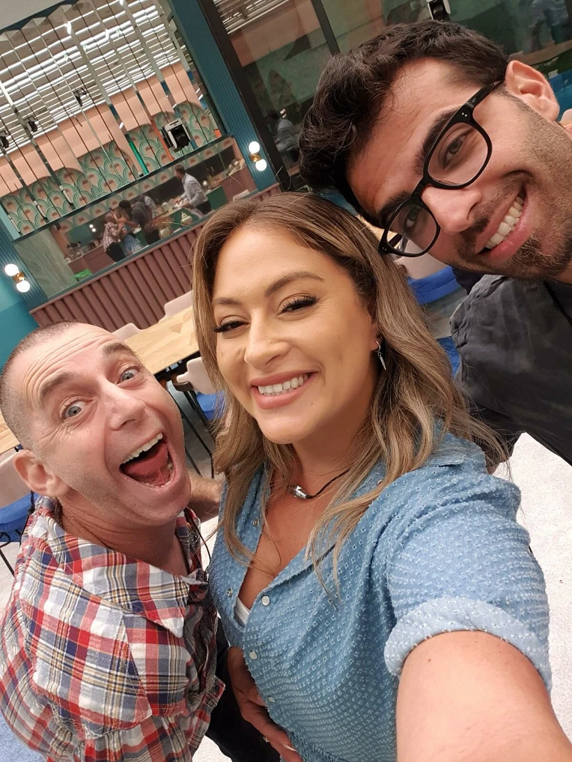 הדיירים מצטלמים עם ליהיא