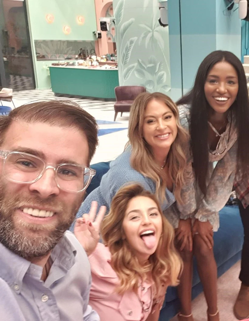 הדיירים עושים סלפי בבית האח