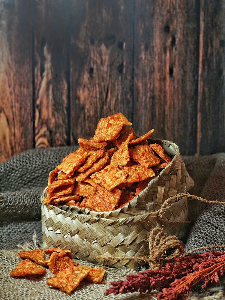 Keripik,tempe,pedas,or,spicy,tempeh,chips,in,bamboo,basket,
