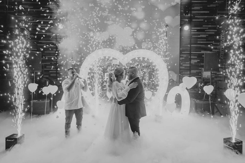 גל אזולאי מכניס לחופה חתן וכלה