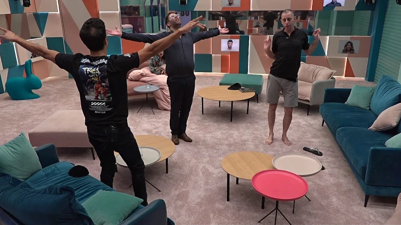 רוקדים בבית