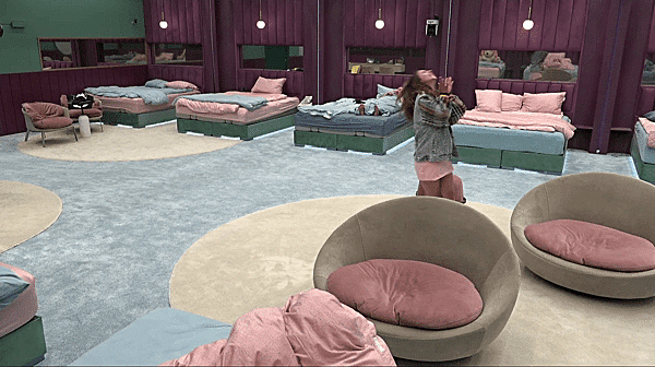 מתרגשת מהשיר של סטטיק