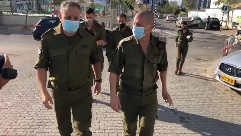 מפקד פיקוד דרום מגיע לבית משפחתו של בראל שמואלי