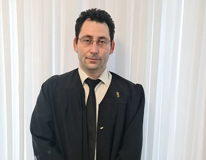 עו''ד עמנואל טראץ' שמייצג את הנער