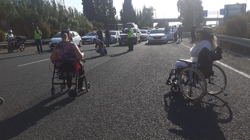 מחאה מחאת נכים נכה ארגון חסימה חסימות נתב''ג