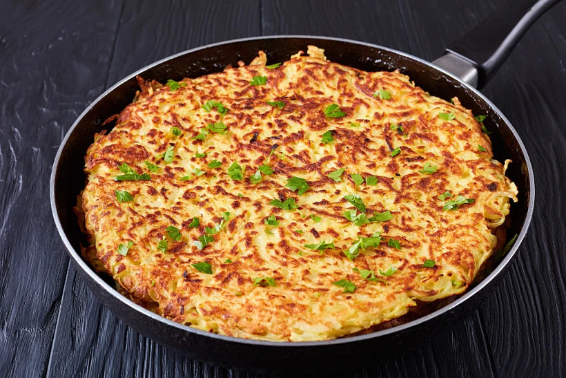 Swiss,rosti,or,potato,pancake,sprinkled,with,finely,chopped,parsley