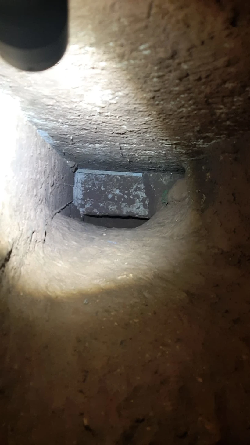 פיר המנהרה אותה חפרו האסירים