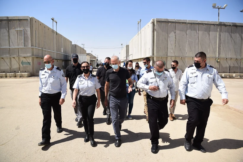 השר בר לב בביקורו בכלא קציעות