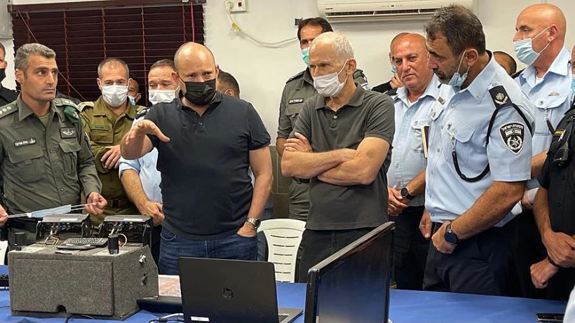 נפתלי בנט ועמר בר לב בחפ''ק המצוד אחר האסירים הנמלמטים