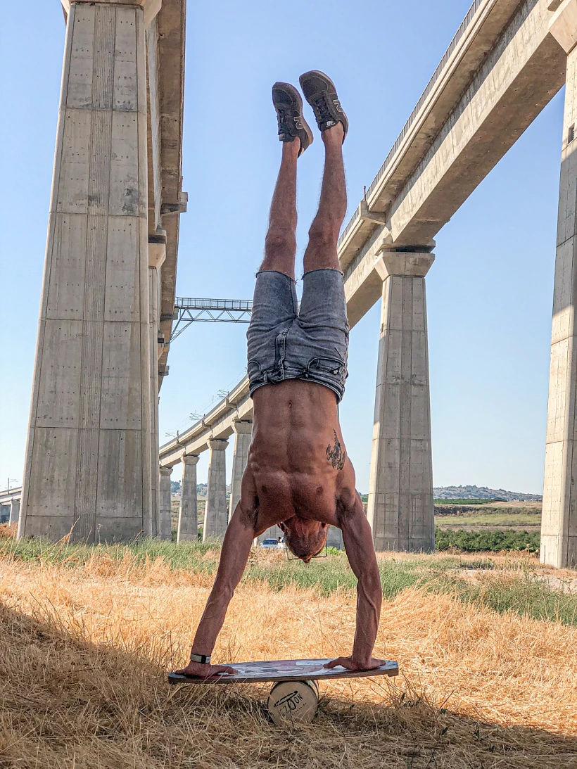 חן אולשבר עושה עמידת ידיים