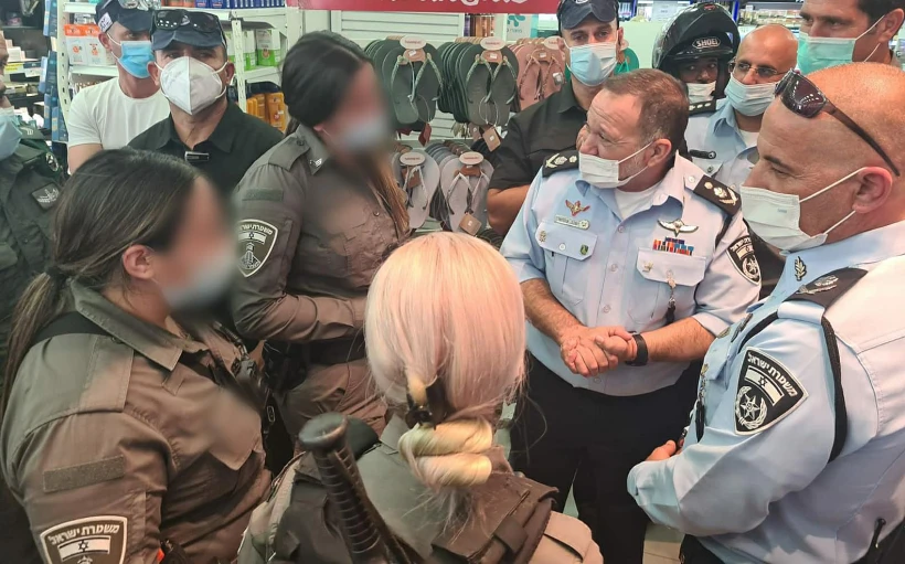 מפכ''ל המשטרה עם לוחמות מג''ב שנטרלו את המחבל