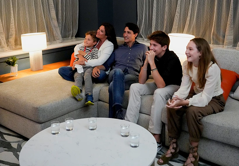 טרודו צופה במדגמי הטלוויזיה עם אשתו וילדיו