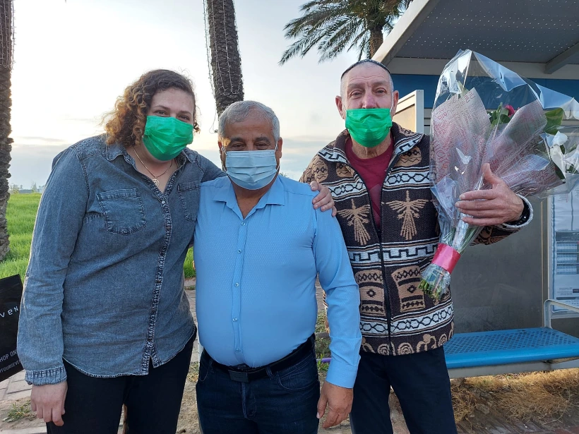 הודיה מונסונגו עם אביה ועם ראש העיר דימונה בני ביטון